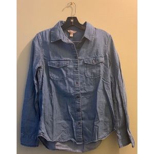 🚨 SOLD 🚨🎊 Banana Republic Chambray Button Up